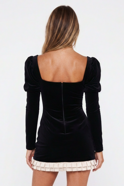 Schwarzes Mini-Kleid aus Samt mit kontrastierenden Rüschen