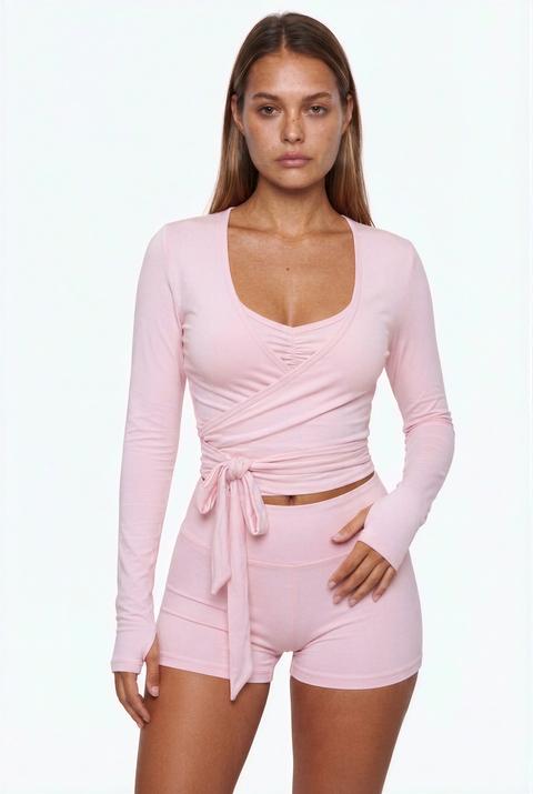 Conjunto desportivo com efeito de sobreposição e cruzado