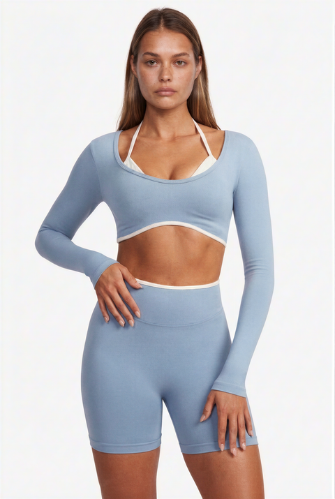 Conjunto desportivo com acabamento contrastante