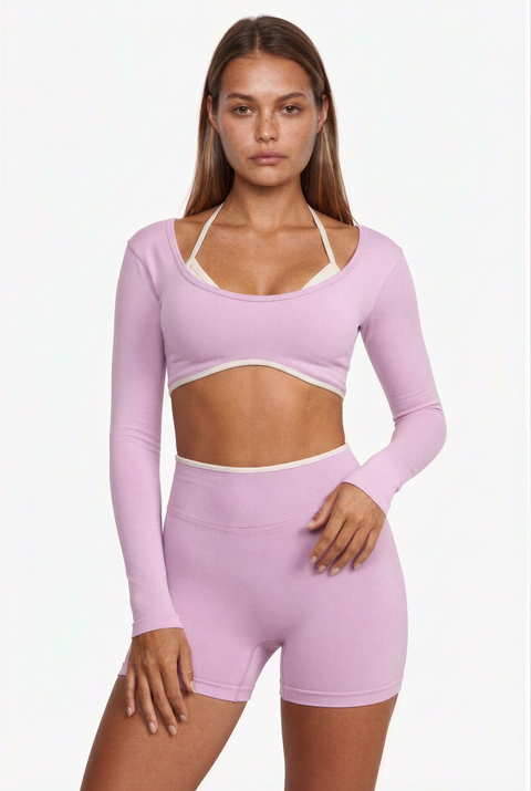 Conjunto desportivo com acabamento contrastante