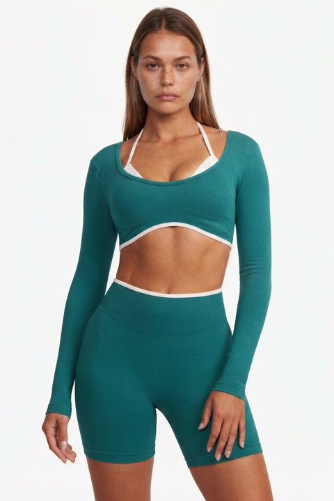 Conjunto desportivo com acabamento contrastante