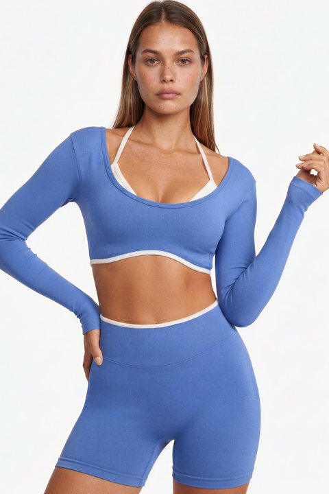 Conjunto desportivo com acabamento contrastante