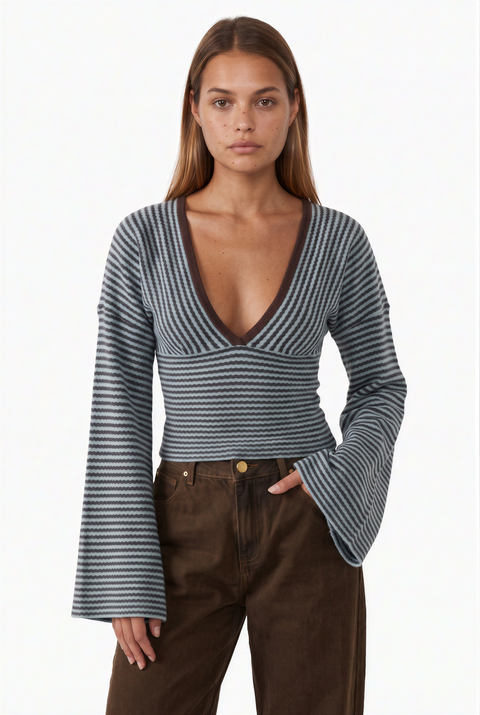 Top in maglia a righe con maniche svasate