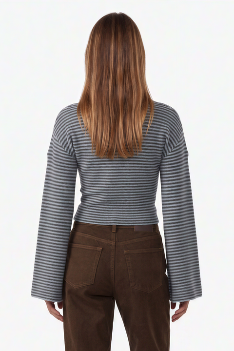 Top in maglia a righe con maniche svasate