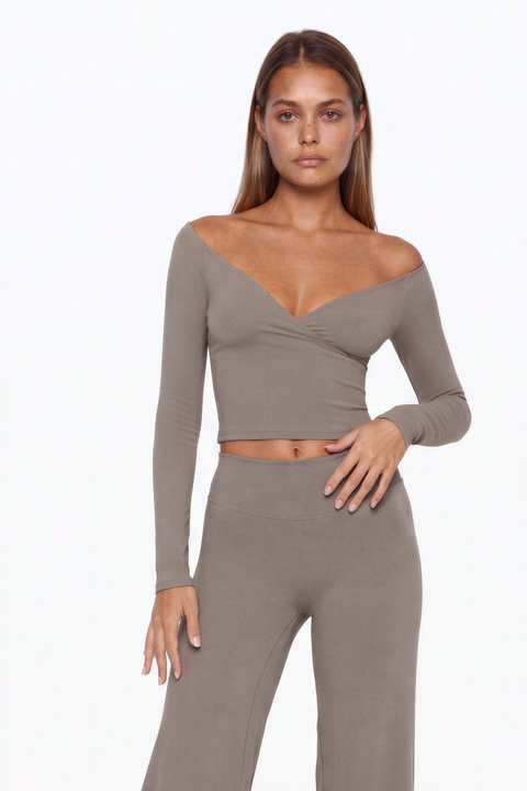 Ensemble composé d'un haut cache-cœur et d'un pantalon large