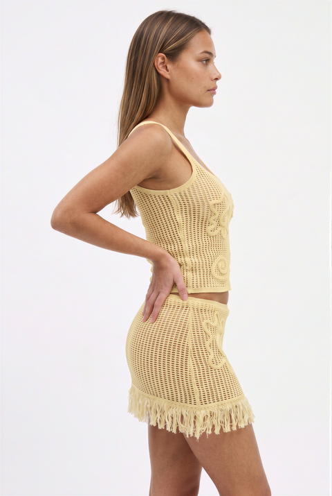 Conjunto de duas peças amarelo em croché, com franjas e padrão em espiral