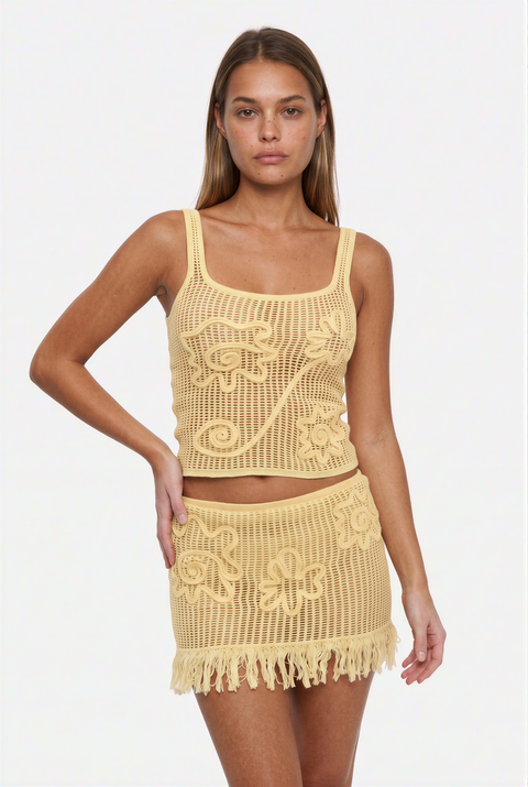 Conjunto de duas peças amarelo em croché, com franjas e padrão em espiral