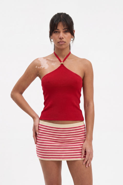 Completo con top rosso all’americana e minigonna a righe