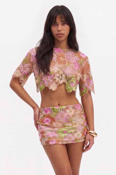 Ensemble haut court et mini-jupe en maille à broderies florales