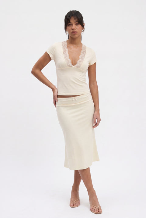 Completo giallo tenue con top in pizzo scollato e gonna midi