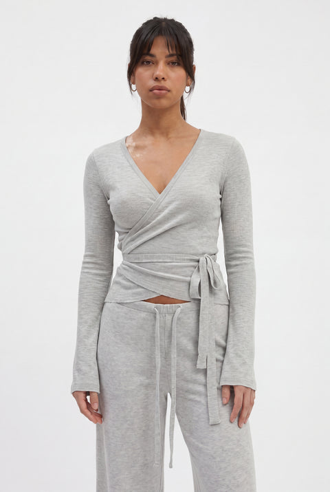 Ensemble de salon tricot côtelé : haut cache-cœur et pantalon large