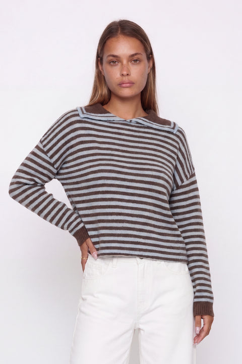 Strickpullover mit braun-blau gestreiftem Kragen
