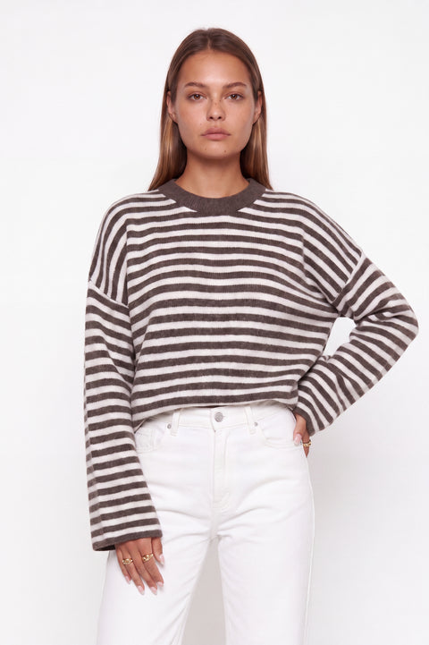 Maglione oversize in maglia a righe con girocollo