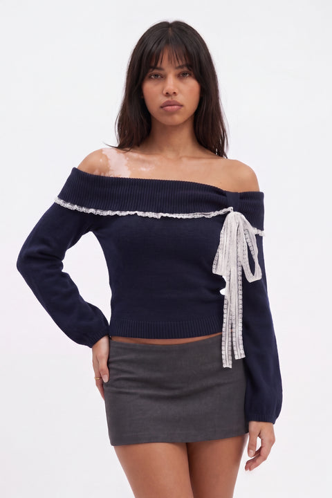 Dunkelblauer schulterfreier Strickpullover
