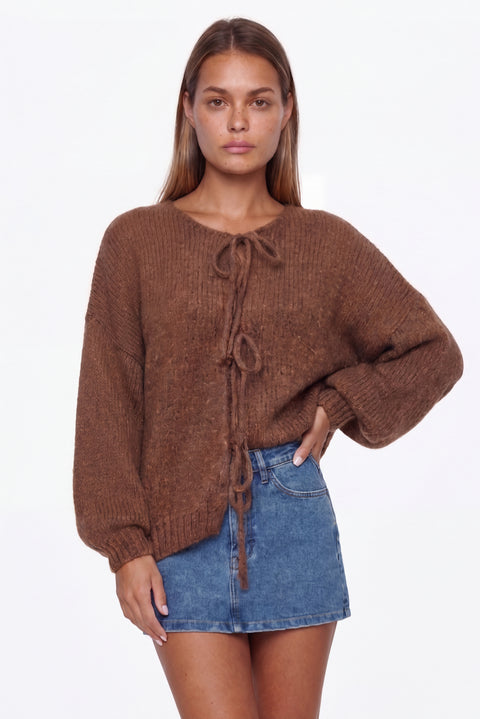 Gilet en maille marron à nouer sur le devant