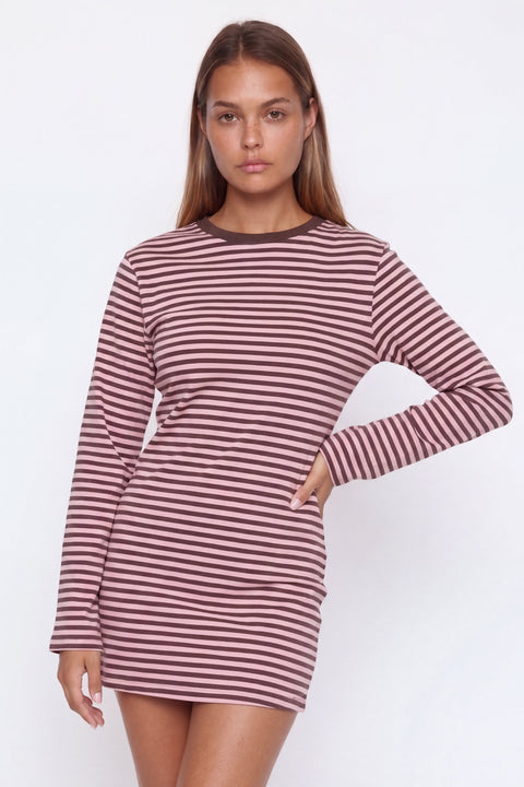 Kurzes Kleid mit rosa-braunen Streifen und langen Ärmeln