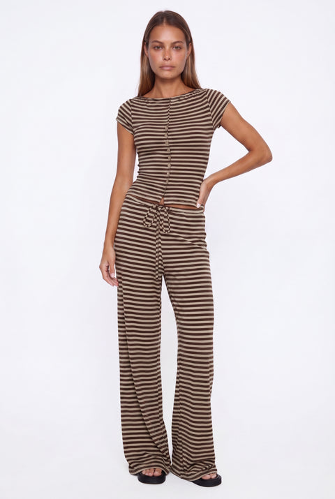 Oberteil mit braunen Streifen und Knopfleiste und Hose mit weitem Bein im Set