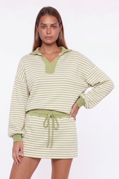 Ensemble sweat-shirt polo rayé et mini-jupe