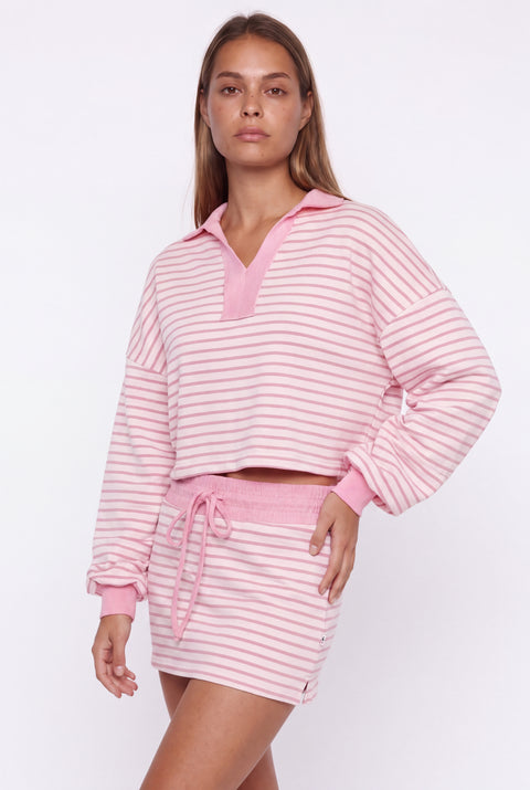 Ensemble sweat-shirt polo rayé et mini-jupe