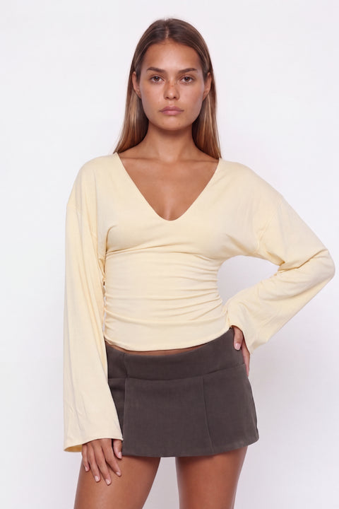 Top giallo burro con scollo a V e arricciature