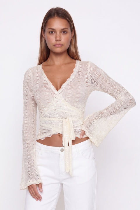Top curto boémio creme em renda, com decote em V e faixa para atar