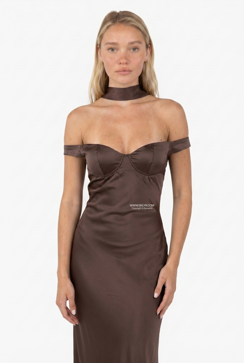 Maxikleid aus braunem Satin mit Neckholder und offener Rückenpartie