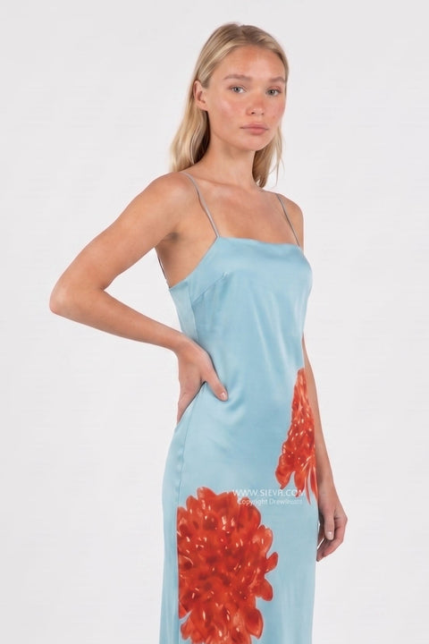 Robe longue en satin bleu clair à motif floral