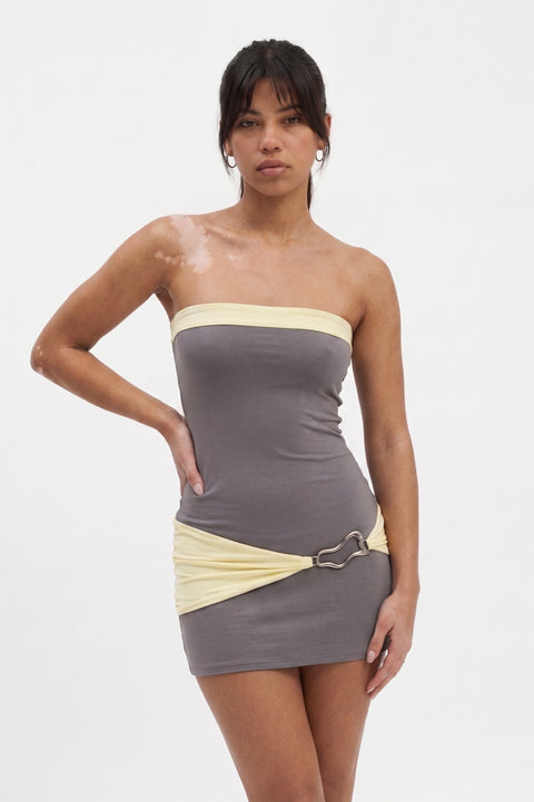 Vestido curto cai-cai com blocos de cor cinzentos e amarelos