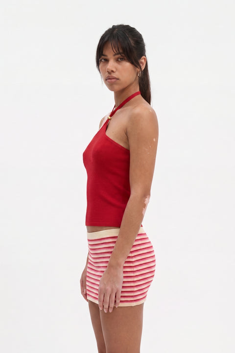 Completo con top rosso all’americana e minigonna a righe