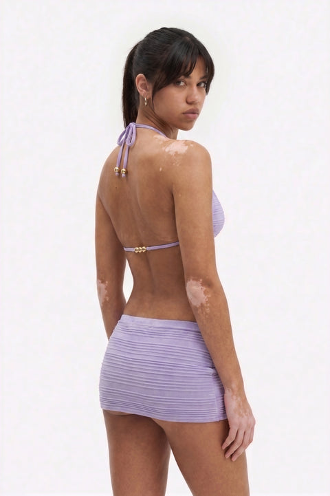 Ensemble bikini dos nu texturé et mini-jupe