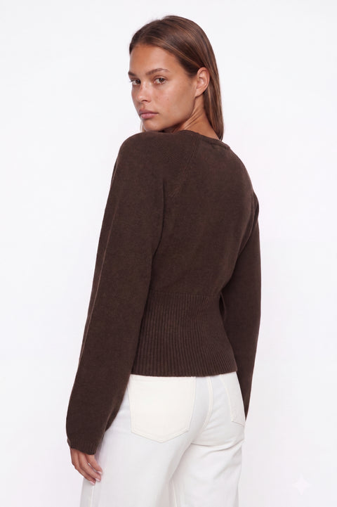 Gilet en maille marron à col en V et boutonnage