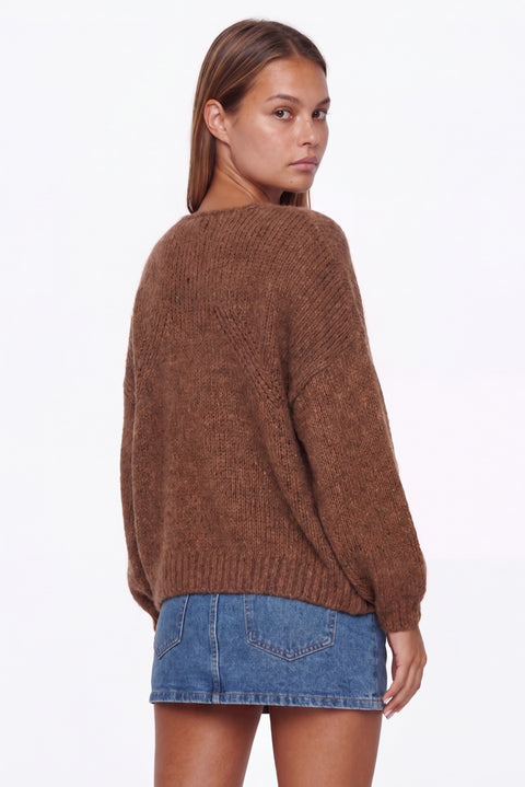 Gilet en maille marron à nouer sur le devant