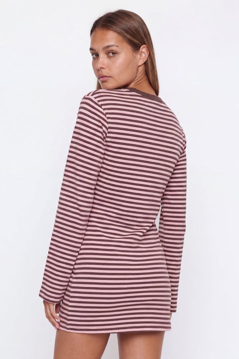 Kurzes Kleid mit rosa-braunen Streifen und langen Ärmeln