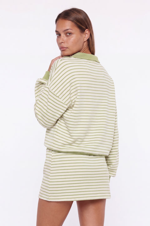 Ensemble sweat-shirt polo rayé et mini-jupe
