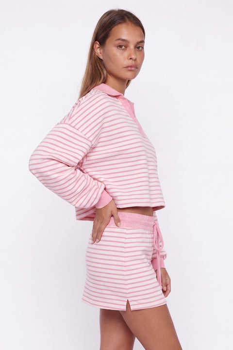 Ensemble sweat-shirt polo rayé et mini-jupe