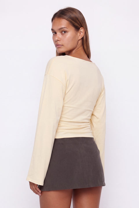 Top giallo burro con scollo a V e arricciature