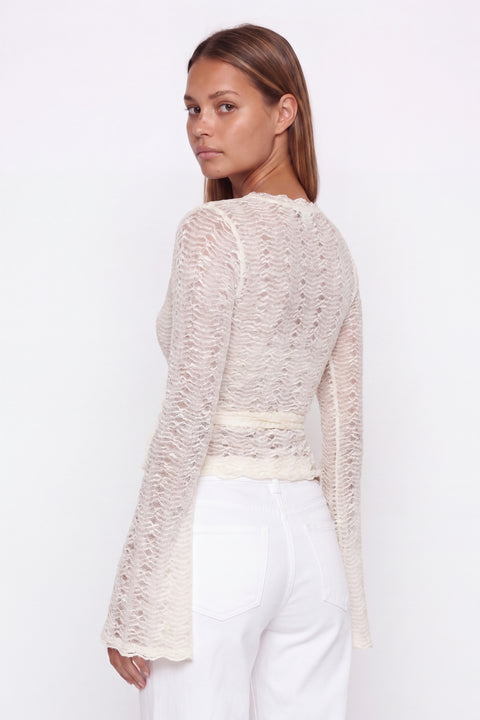 Top curto boémio creme em renda, com decote em V e faixa para atar
