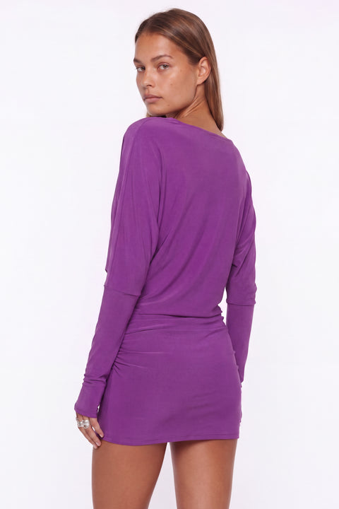 Vestido curto roxo-escuro com gola drapeada e franzido