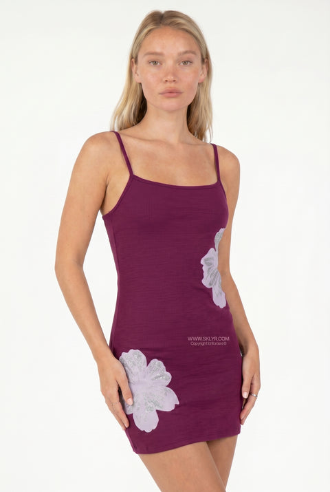 Robe courte côtelée à motif floral prune